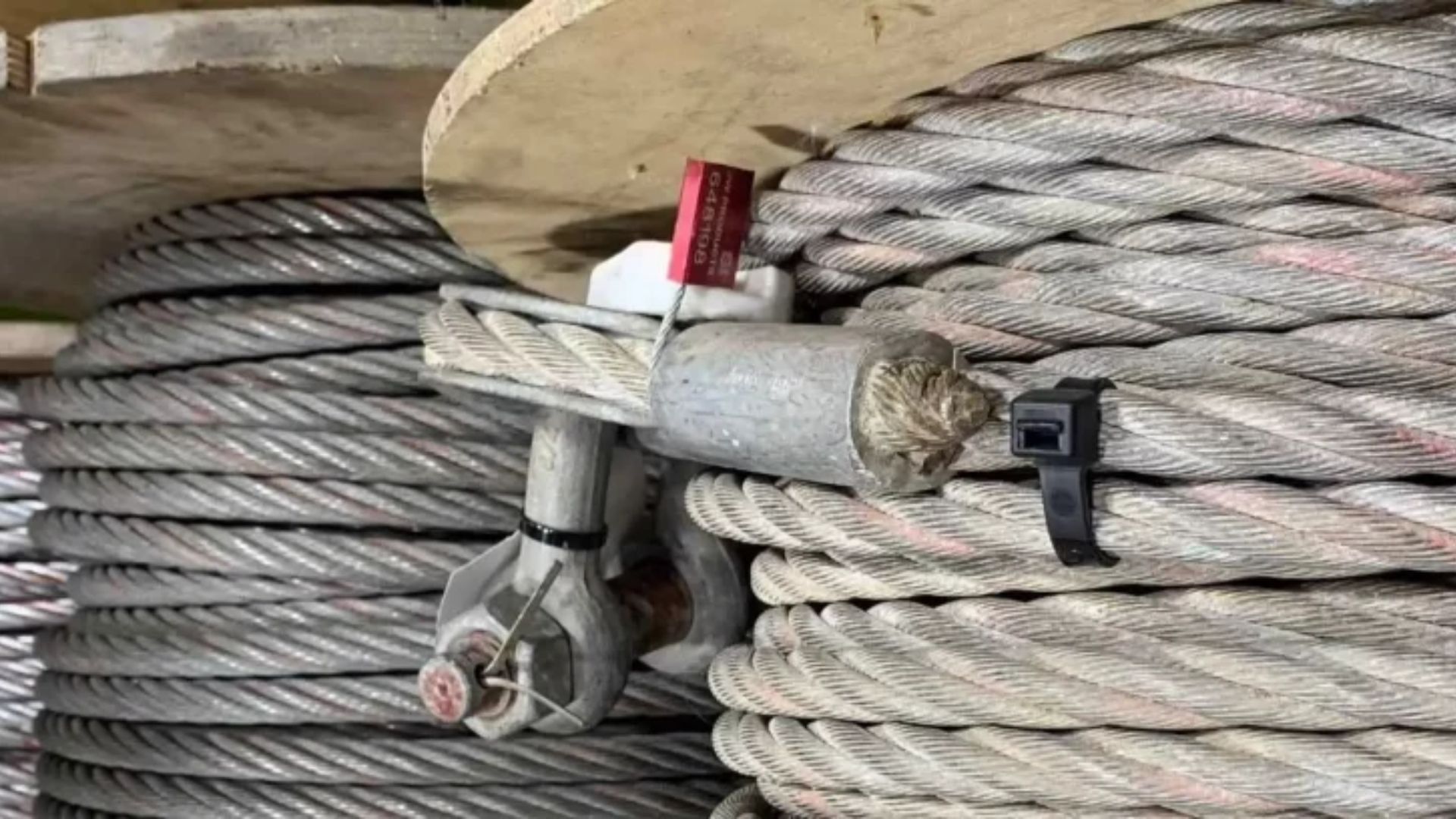 https://www.rotrexwinches.co.uk/wp-content/uploads/2023/04/Choosing-the-Right-Rope-Fibre-or-Steel.jpg